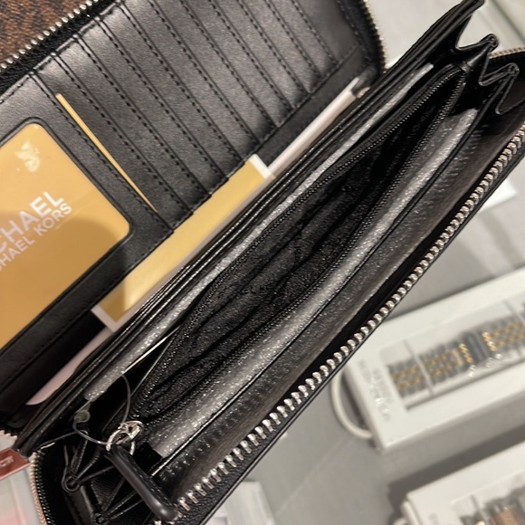 MICHAEL KORS LARGE TRAVEL CONTINENTAL WRISTLET WALLET PHONEHOLDER BLACK /Silver - Picture 8 of 16